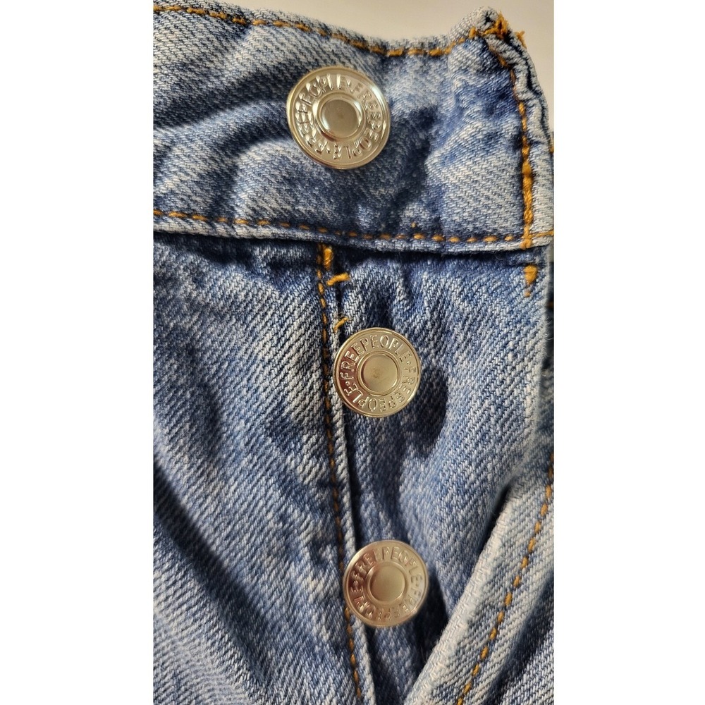 We The Free Denim Shorts Distressed Frayed Hem Metal Detail Light Wash M - Picture 6 of 7